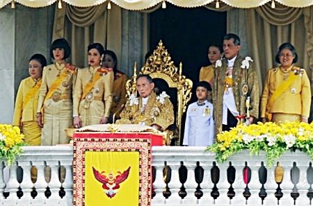 HM the King makes his historic appearance at the balcony of the Ananta Samakhom Throne Hall in the Dusit Palace, marking his 85th birthday.